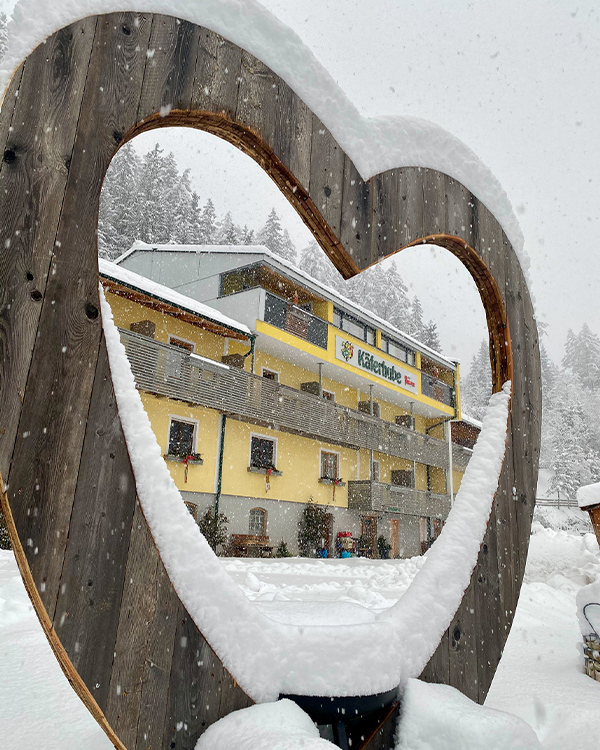 Hotel Käferhube Außenansicht mit Panoramablick auf die Murauer Berge