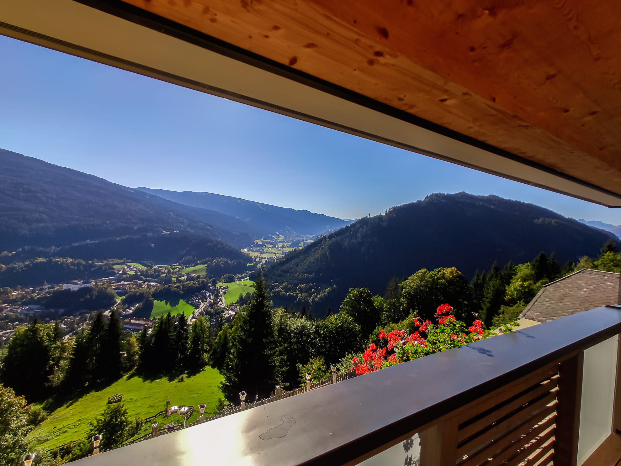 Hotel Käferhube – Sommerblick auf die Stolzalpe und Murauer Berge